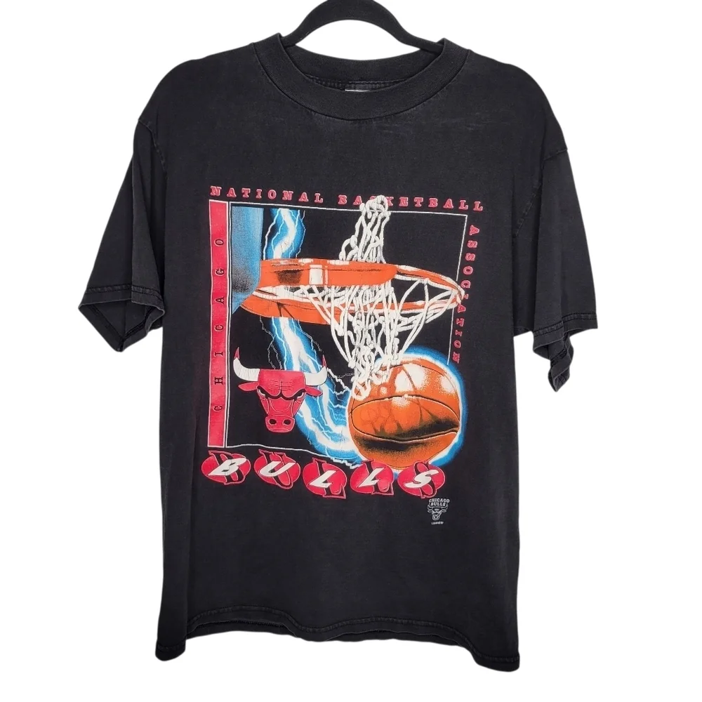 Vintage 90s Chicago Bulls NBA Basketball Lightning Logo 7 Graphic T-Shirt Size L - Picture 1 of 5